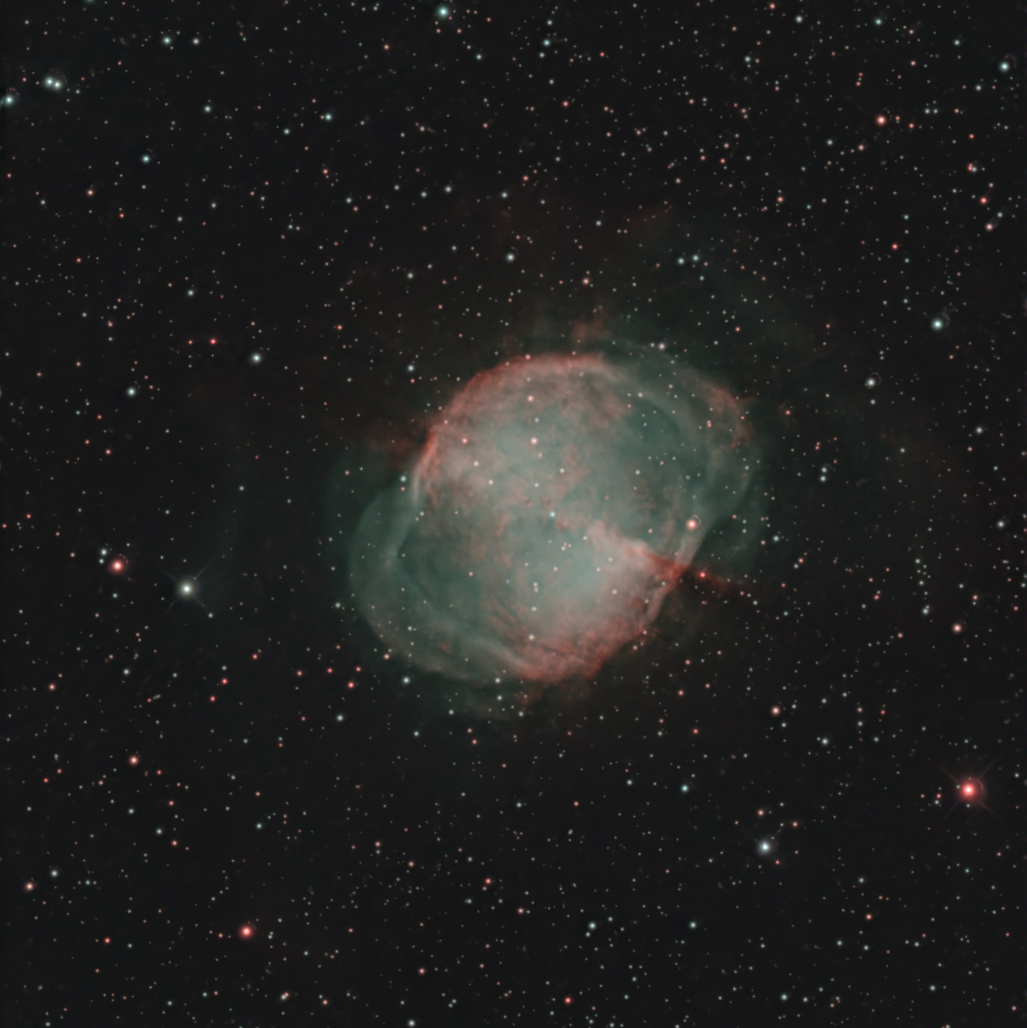 Der Hantelnebel Messier 27 ist ein rund 1300 Lichtjahre entfernter, 7,5 mag heller planetarischer Nebel im Sternbild Fuchs. Der Nebel ist vor ungefähr 10.000 Jahren aus der von einem Roten Riesenstern in seiner Endphase abgestoßenen Hülle entstanden und dehnt sich mit einer Geschwindigkeit von circa 30 km/s aus. Der Kern des Riesensterns ist dabei als über 100.000 Kelvin heißer Weißer Zwerg von 14 mag Helligkeit im Zentrum des Nebels verblieben.